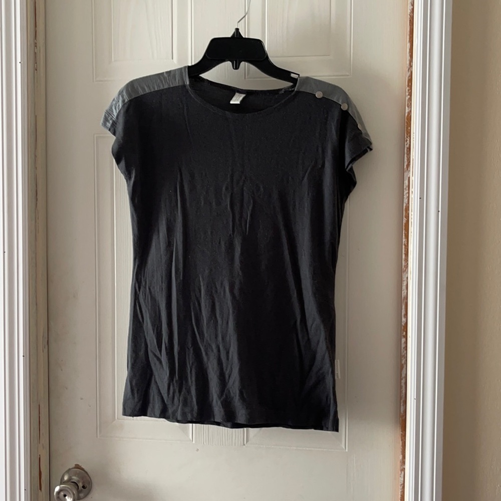 Short sleeve gray top